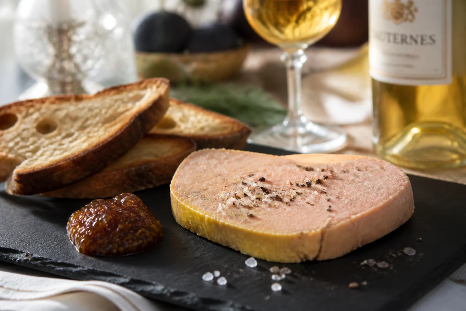 Tranche de foie gras mi-cuit sur ardoise avec toasts, confiture de figues et fleur de sel
